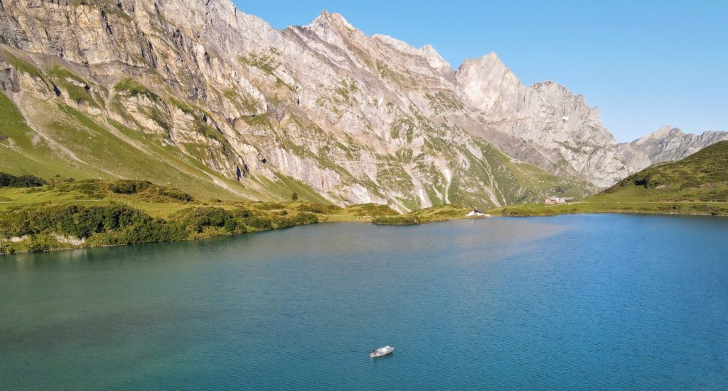 Via Alpina : Traverser la Suisse à pied : Seul au monde sur le lac Trübsee